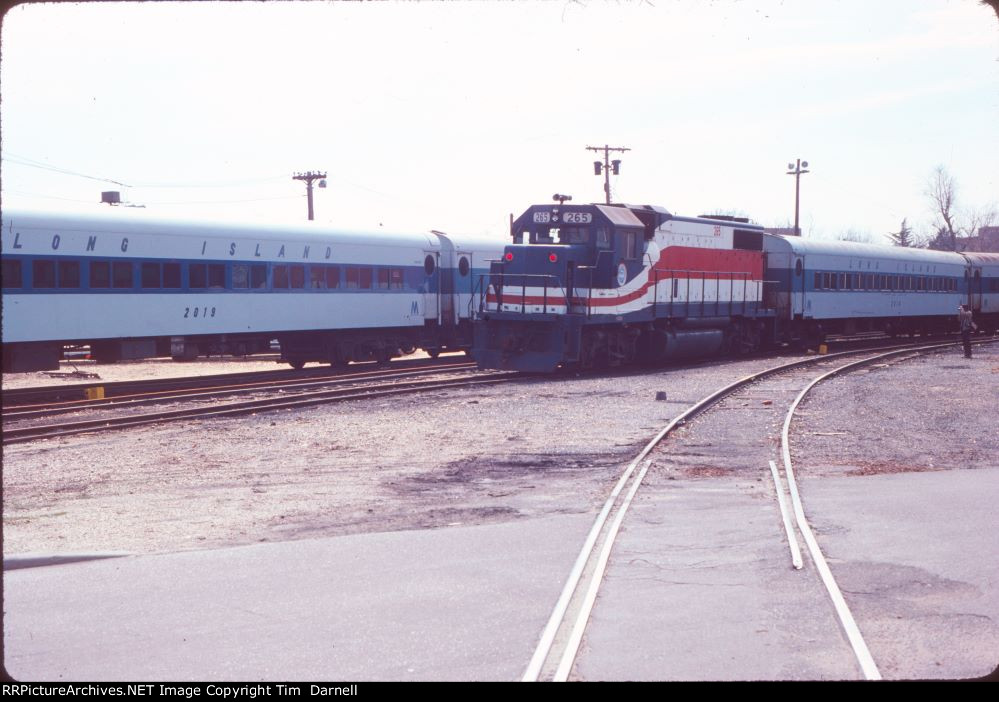 LI 265 and parlor 2019 at the east end of the yard.